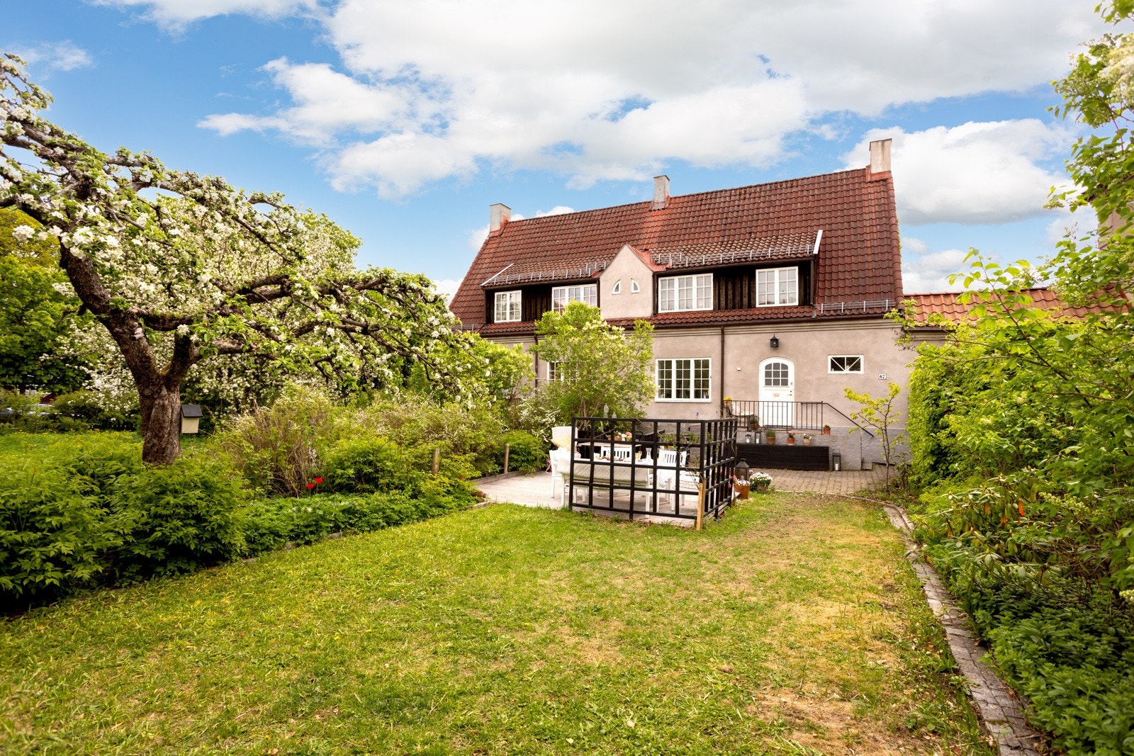 Eiendommen har hageareal på begge sider av boligen som utgjør en grønn og vakker oase. Galleribilde