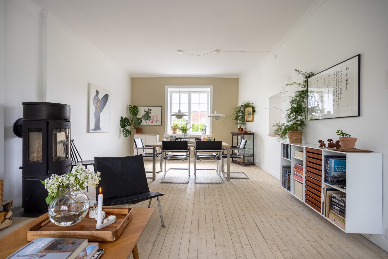 Boligen har en god og meget familievennlig planløsning over tre etasjer, i tillegg til et stort og uinnredet loftsareal. Galleribilde