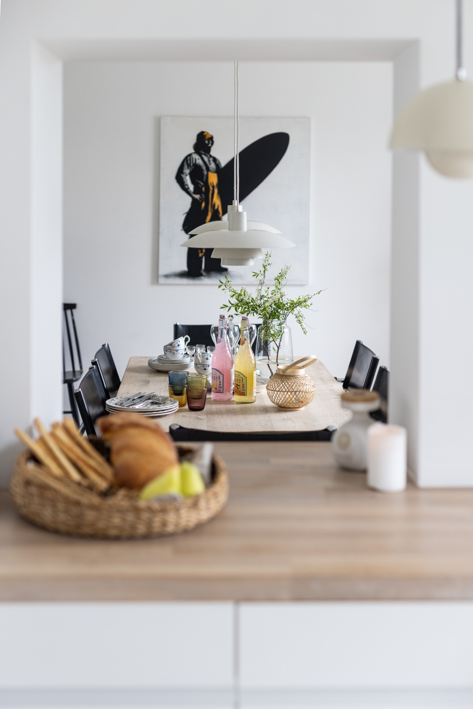 Detaljer | En spennende og praktisk åpning fra kjøkkenet og inn til stuen. Galleribilde