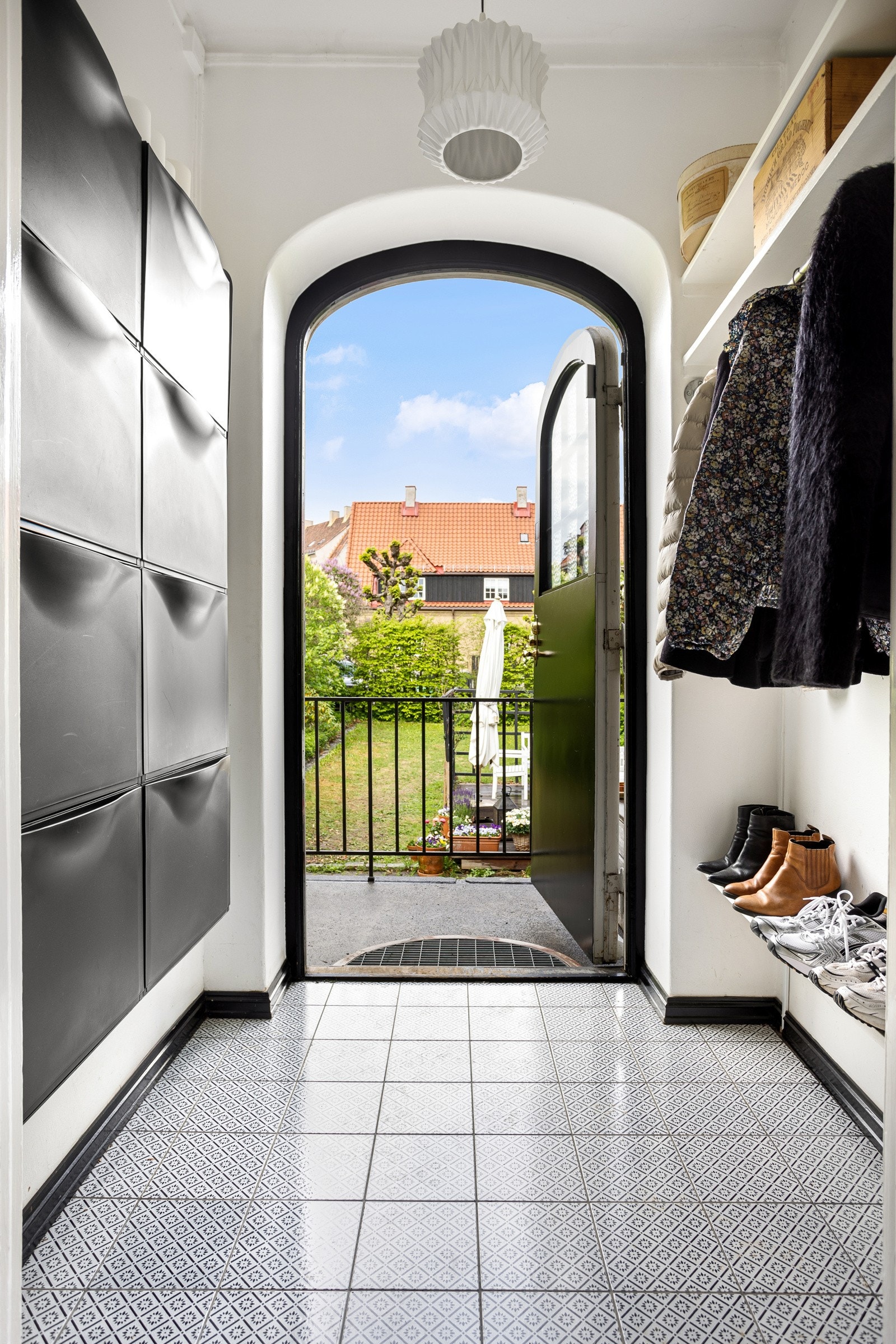 Praktisk entré med plass til oppbevaring av sko og yttertøy. Galleribilde