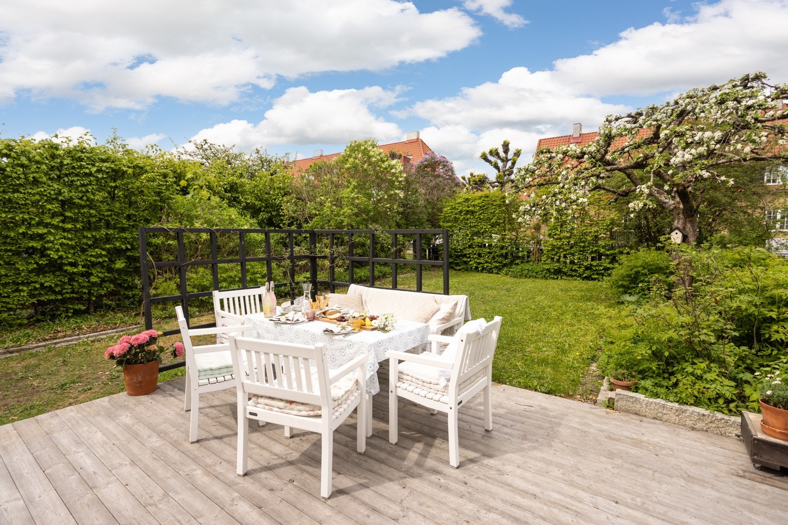 Hagen er pent opparbeidet med flere soner og er godt skjermet med frodig beplantning. Galleribilde