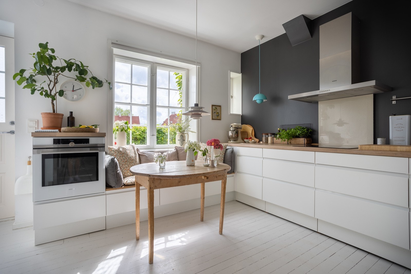 Videre er det integrert komfyr, induksjon platetopp og oppvaskmaskin. Det er rikelig med skap- og benkeplass til matlagingen. Galleribilde