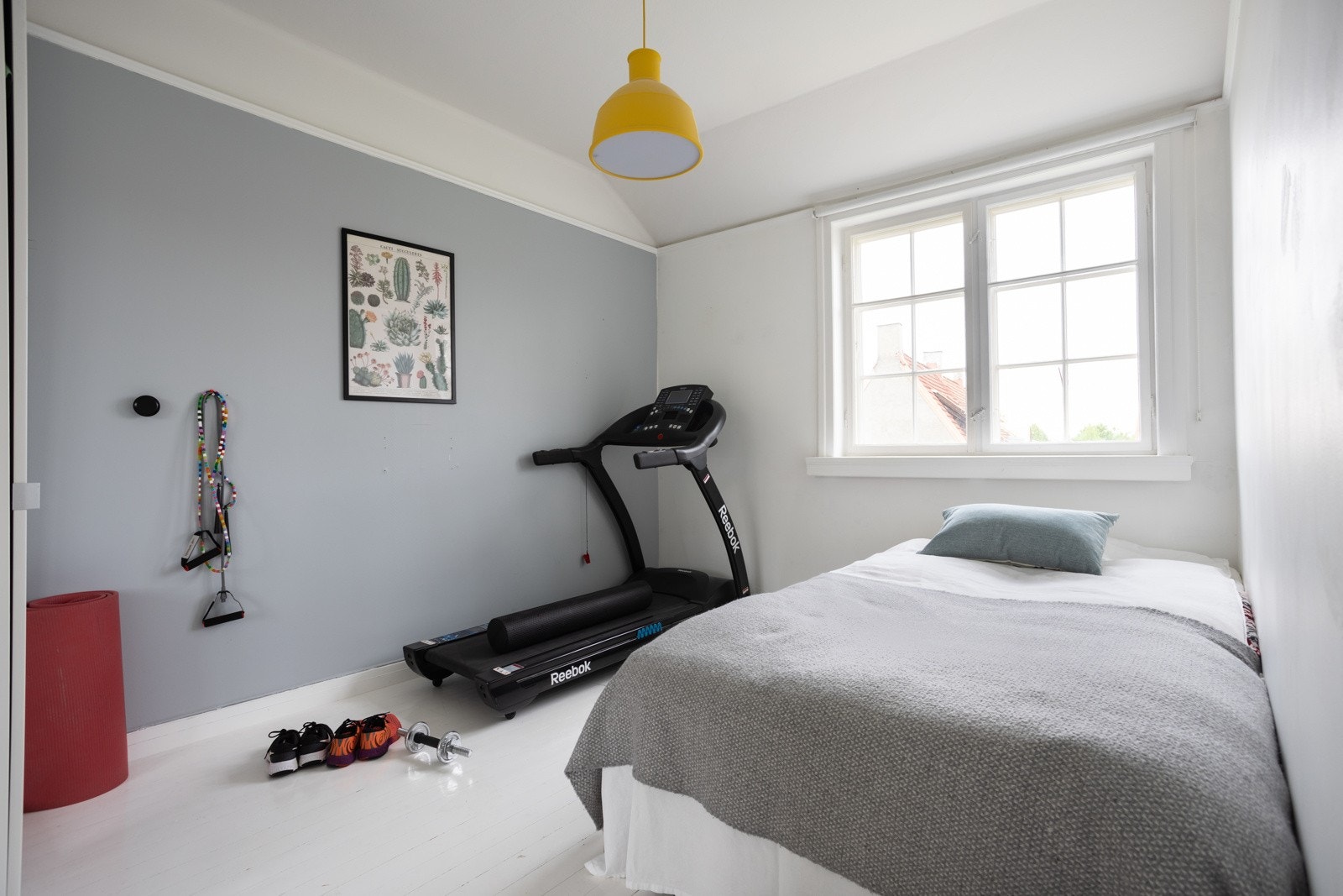 Det er god plass til seng med tilhørende møblement, garderobeløsninger og øvrig soveromsmøblement. Galleribilde