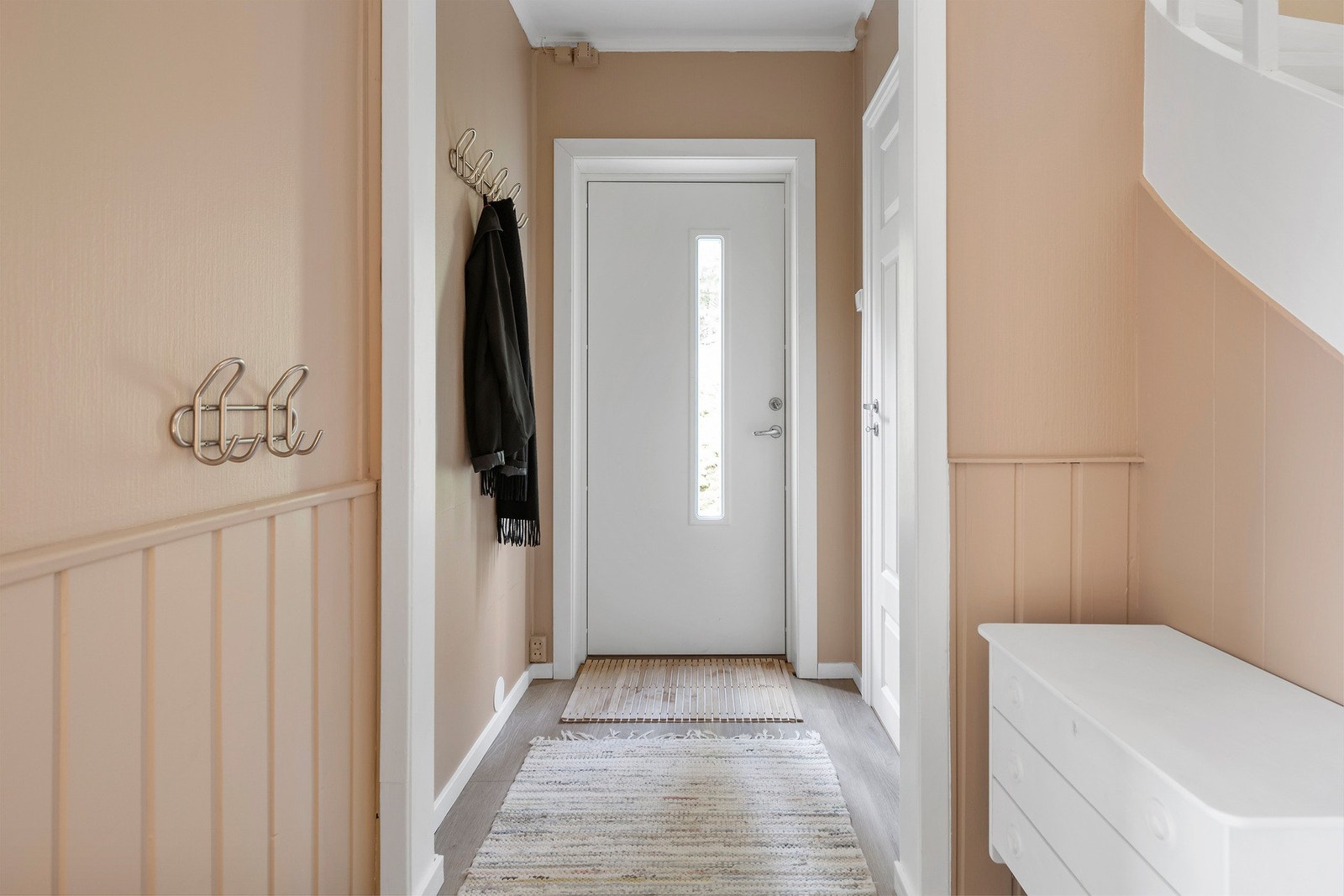 Hall/gang nymalt og innbydende. Galleribilde