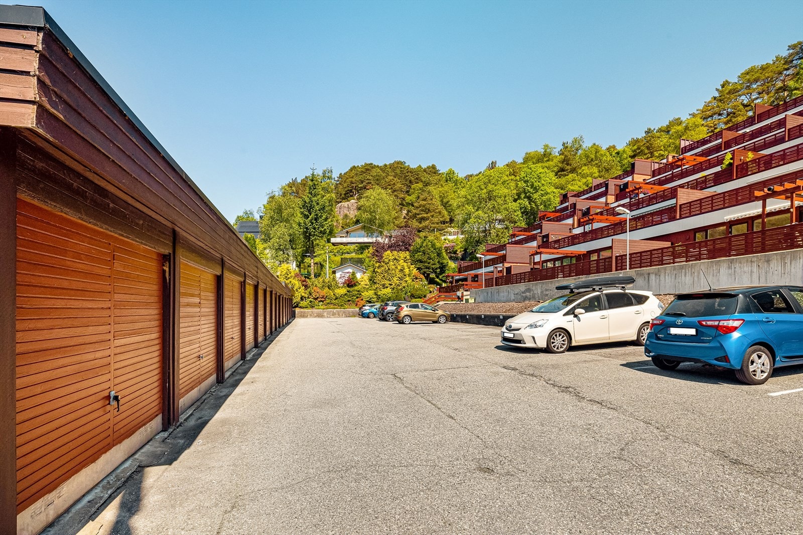 Leiligheten har også en tilhørende garasje på 15m² rett utenfor inngangen til leiligheten. Galleribilde