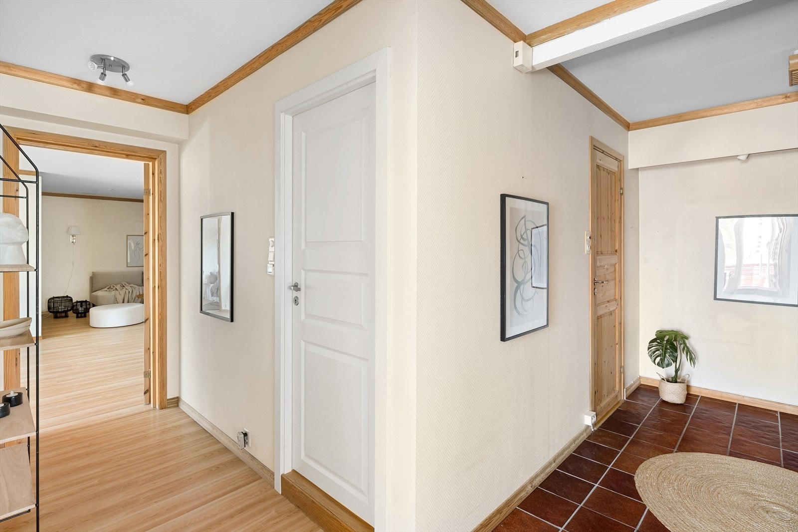 Gangen fører videre til kjøkken, stue, soverom, bad og til vaskerommet. Galleribilde