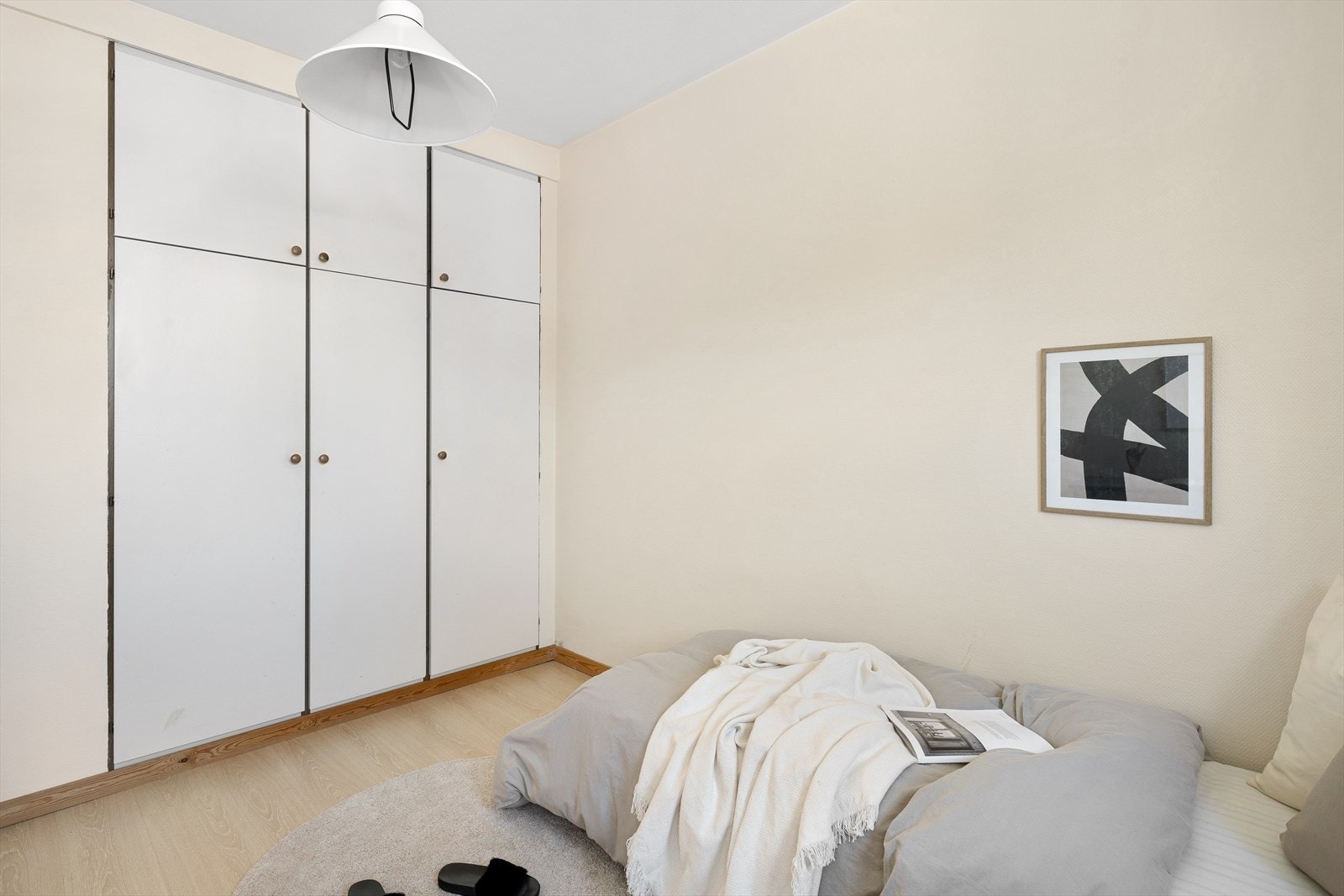Her er det innredet med plassbygde garderobeskap. Galleribilde
