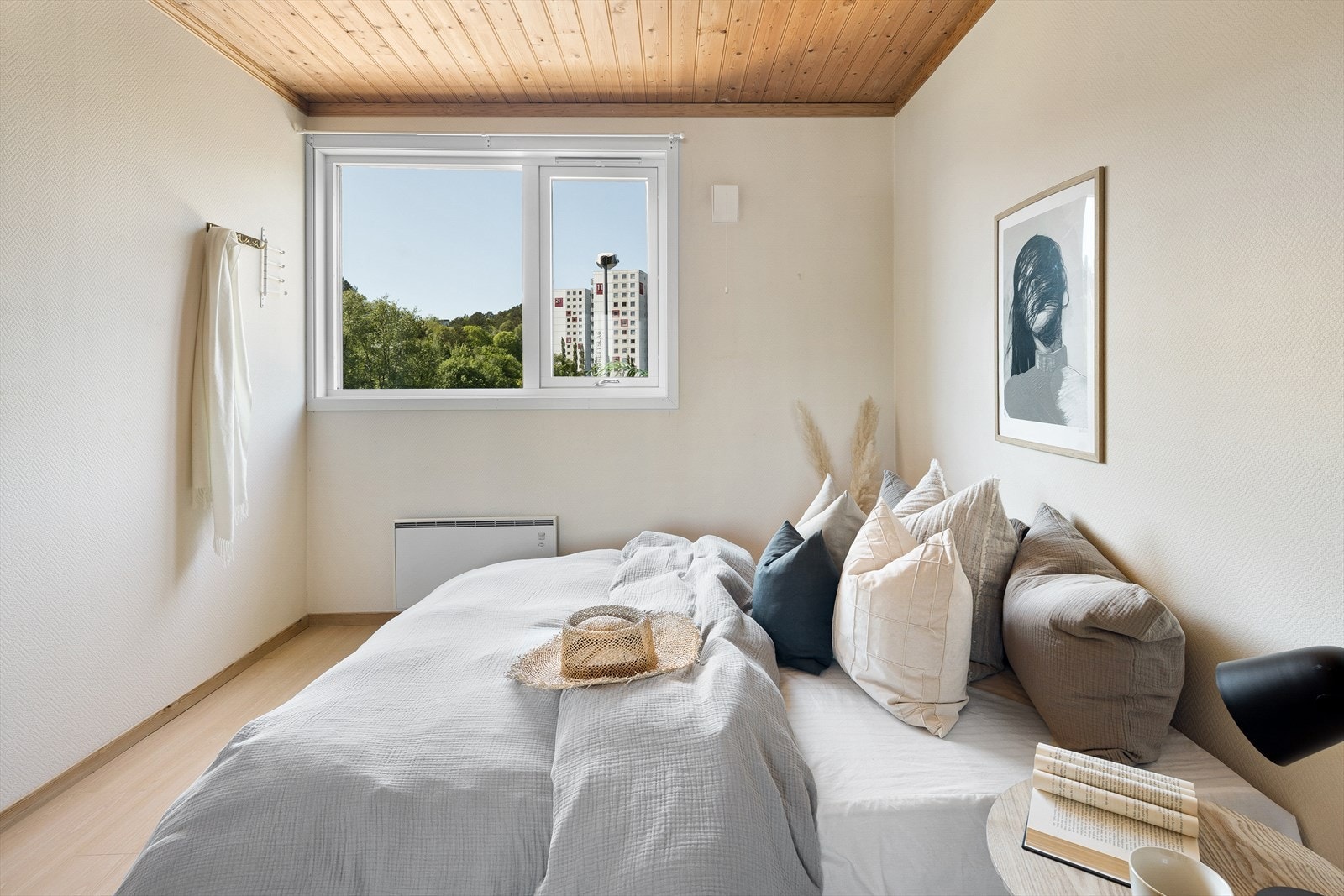 Overflatene består her av laminat på gulv og malt strie på vegger. Galleribilde