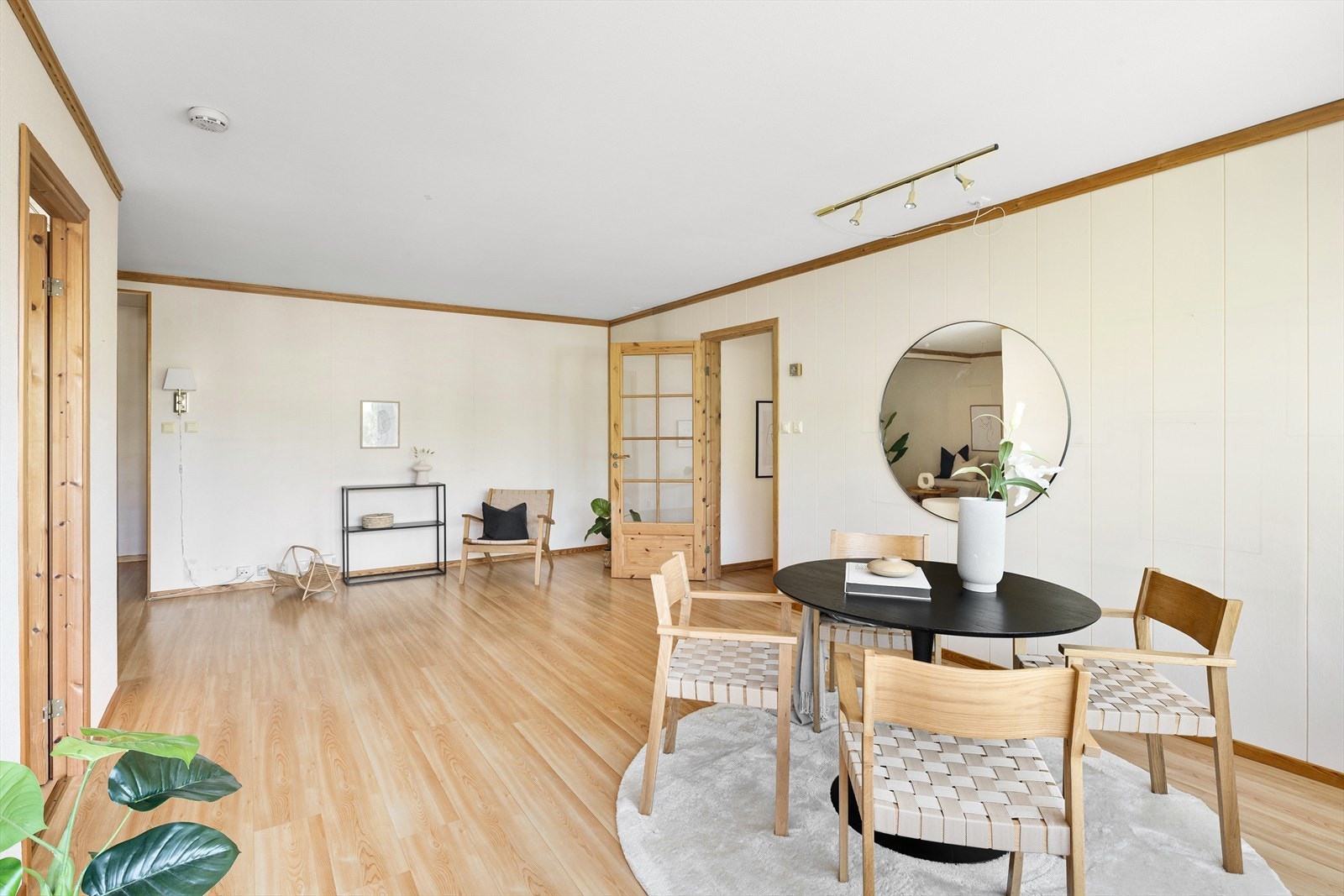Stuen er både lys og romslig. Her er det god plass til å innrede i flere soner. Galleribilde