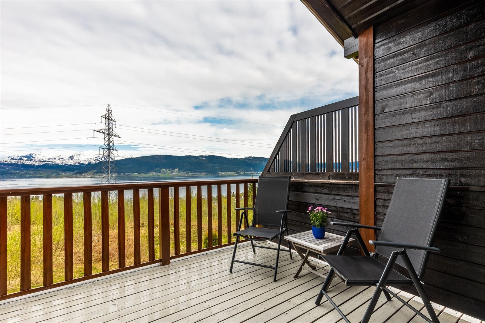 Terrasse med adkomst fra stuen, hvor du virkelig kan nyte utsikten og se båtene som glir inn og ut fjorden Galleribilde