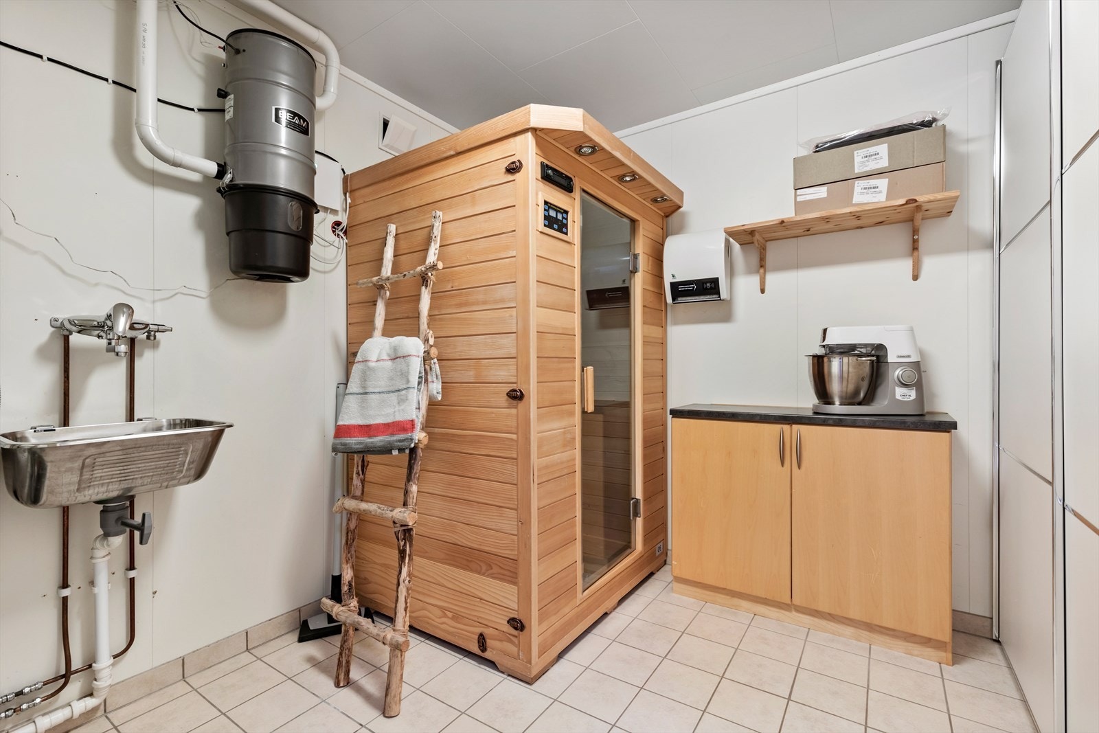 Boligen har sentralstøvsuger og balansert ventilasjon. Både infrarød badstue og vaskemaskin følger med Galleribilde