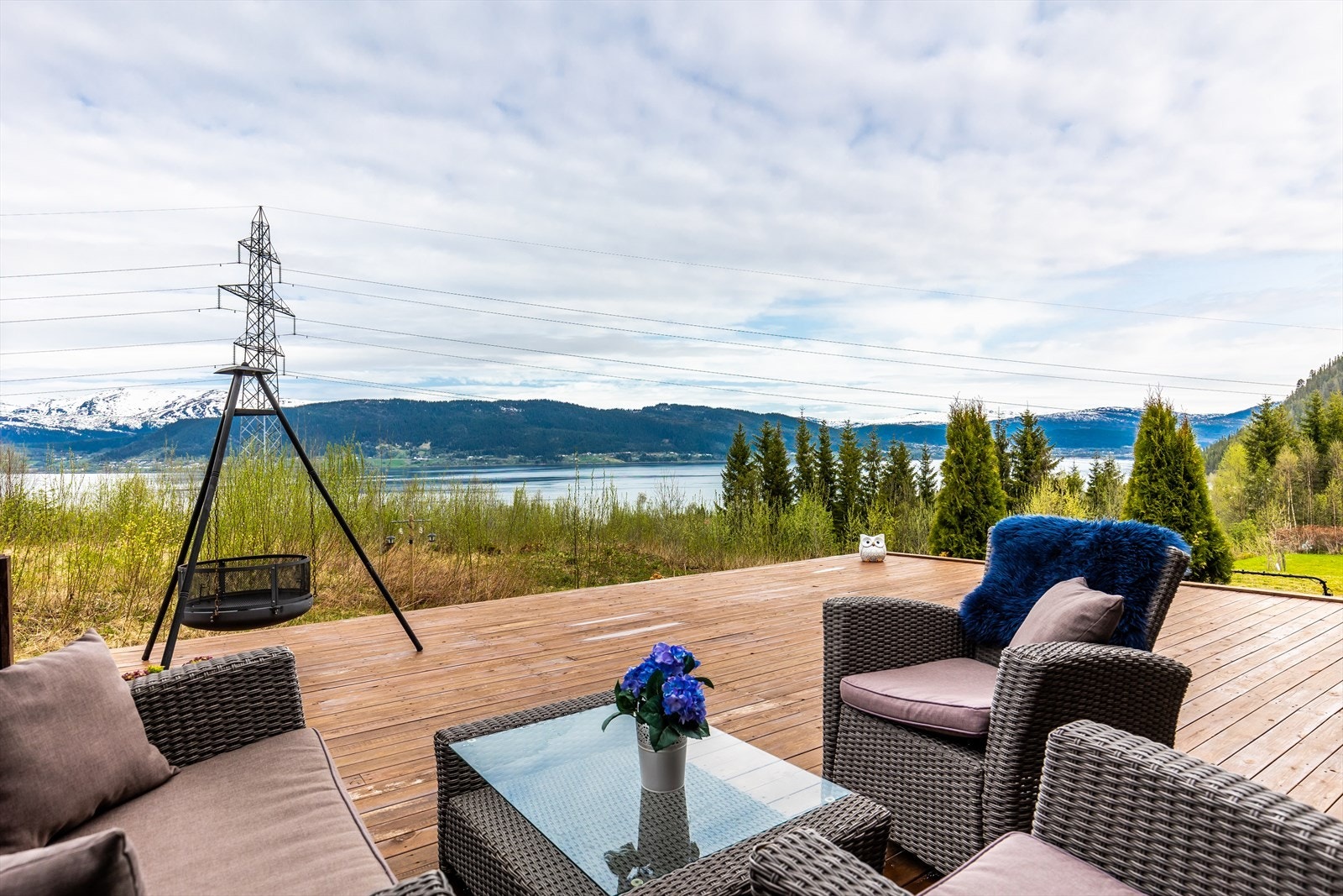 Markterrassen ligger mot friområde, så her er det ingen bygg som kan hindre utsikten. Hva med å installere jacuzzi her? Galleribilde