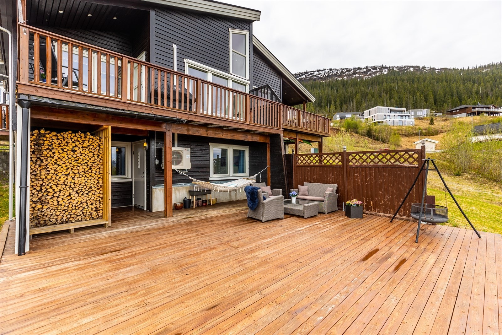Stor markterrasse på hele 54 m2 utenfor sokkel. Denne ble etablert av forrige eier og en liten del av den ligger inn på friområdet (se kart) Galleribilde