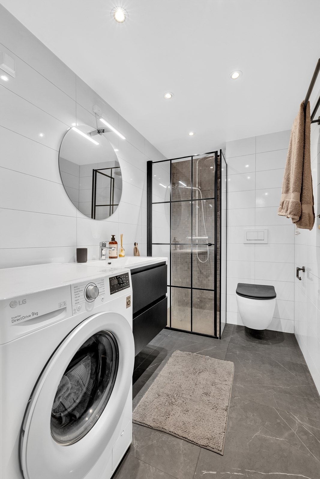 Pent flislagt bad med elektriske varmekabler og downlights i tak. Galleribilde