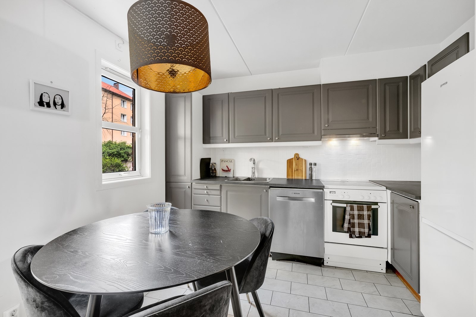 Kjøkken i åpen løsning mot stuen hvor det er plass til spisebord. Galleribilde