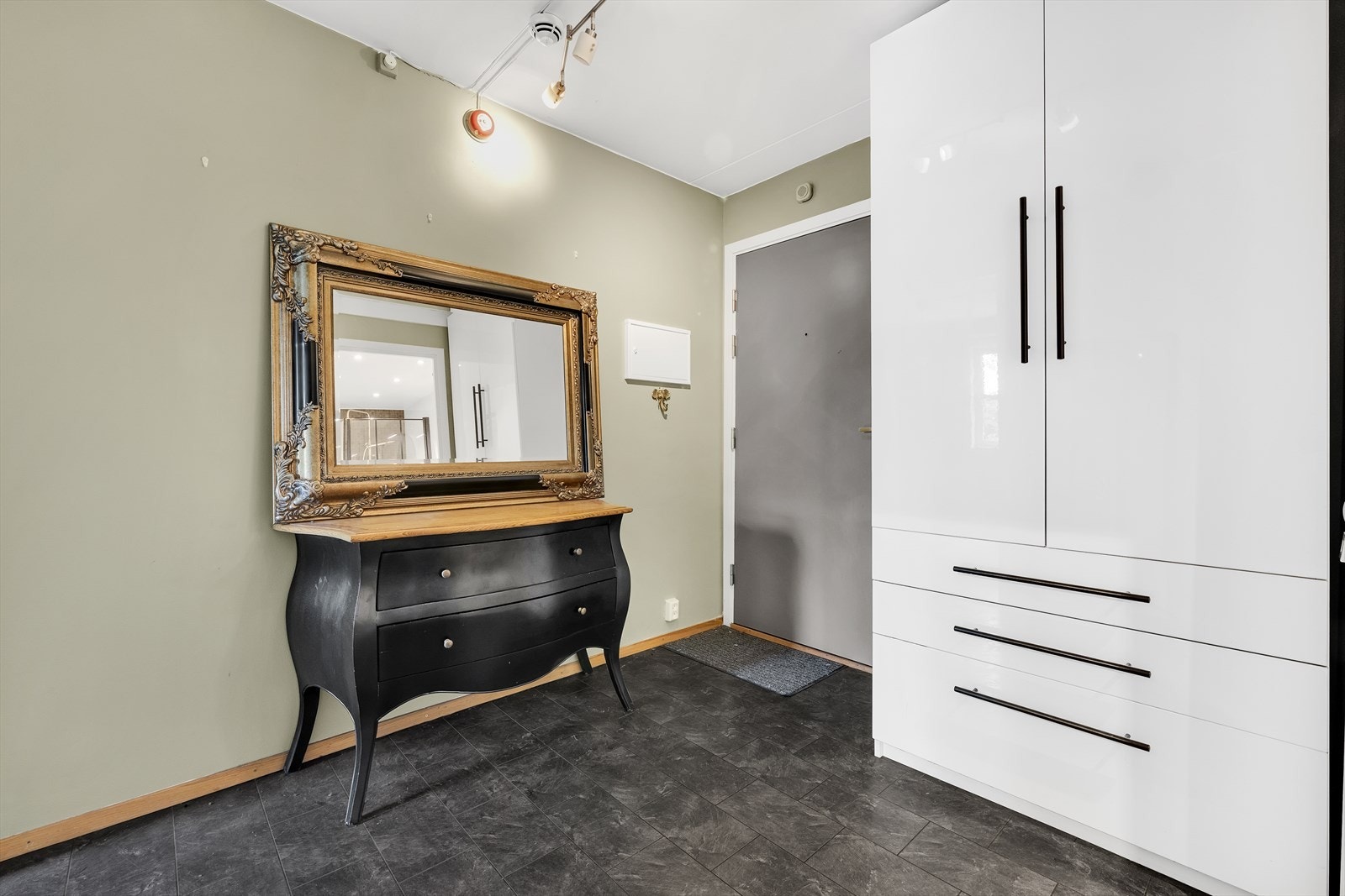 Velkommen inn! Det første som møter deg er denne romslige entréen med medfølgende garderobeskap for oppheng av yttertøy. Galleribilde