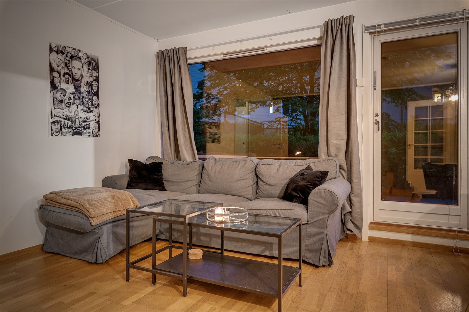 Koselig stue med plass til stor sofa og spisebord - ypperlig for å invitere venner og familie hjem på besøk. Galleribilde