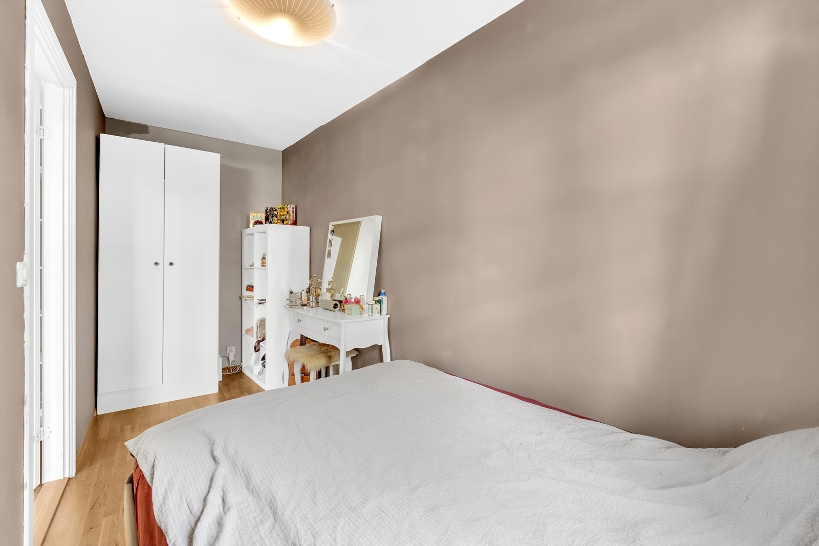 Soverommet er innredet med seng og garderobeskap - ypperlig til barnerom, gjesterom eller kontor. Galleribilde