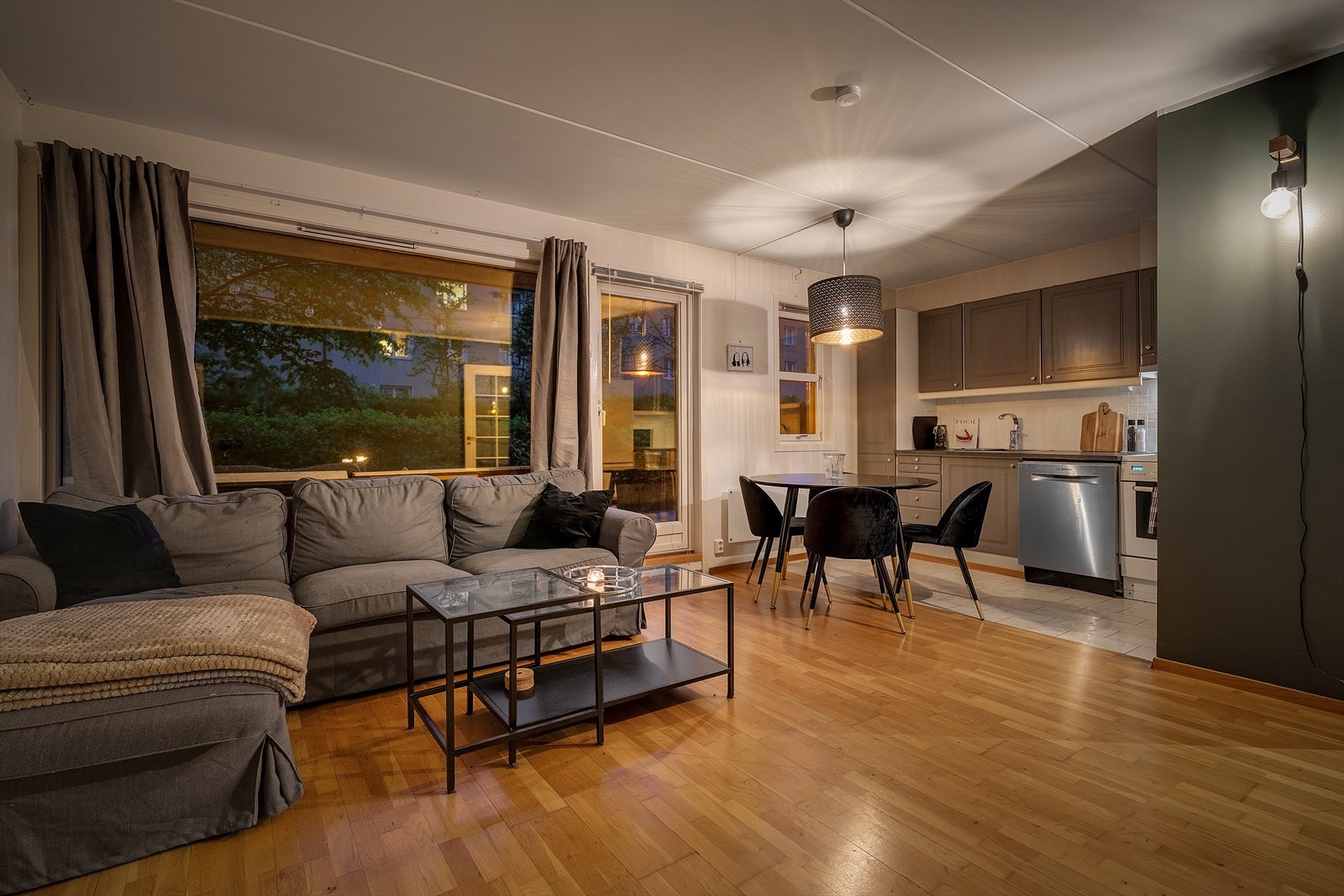 Koselig stue med plass til stor sofa og spisebord - ypperlig for å invitere venner og familie hjem på besøk. Galleribilde