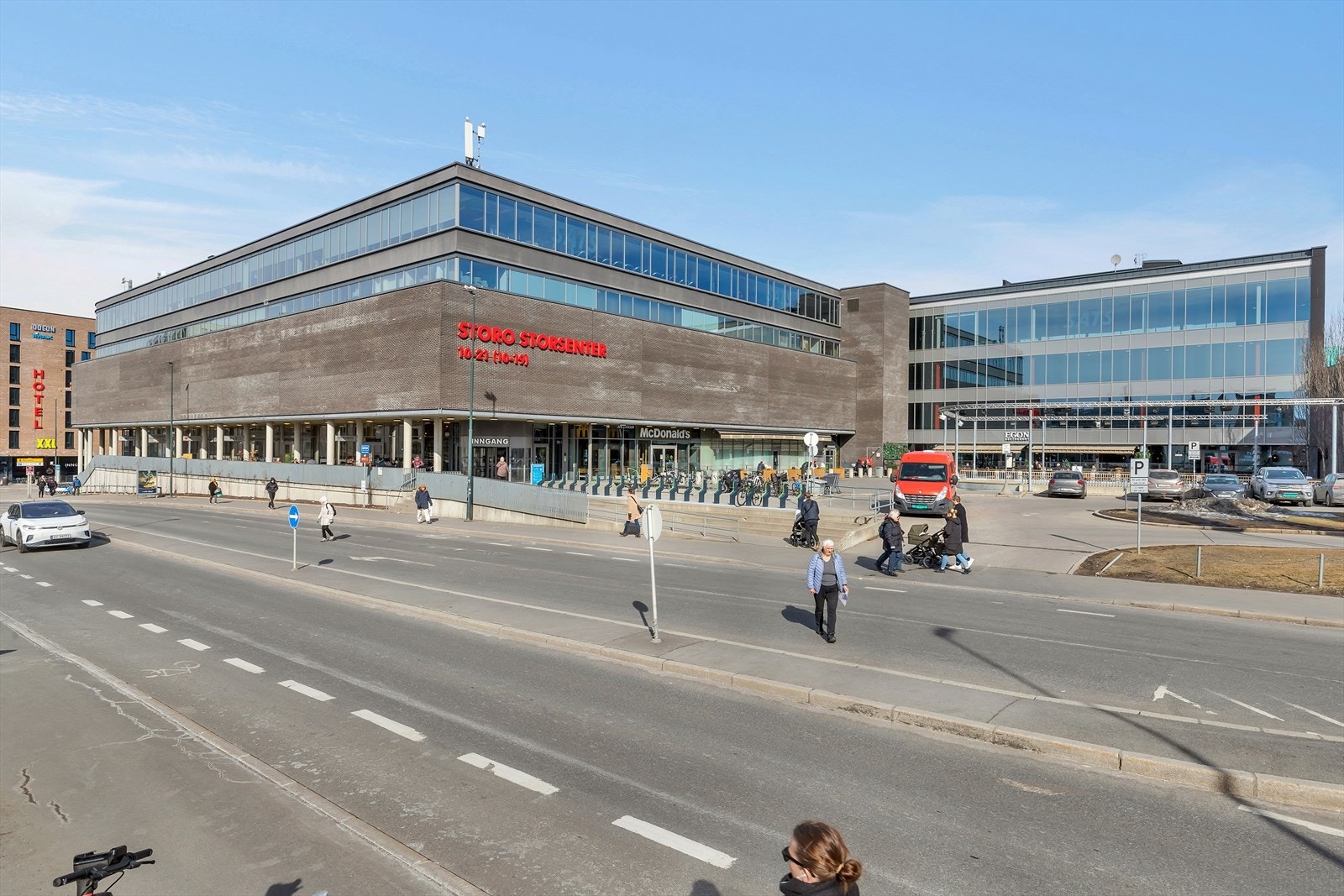 Oslos største kjøpesenter, Storo Storsenter, ligger kun få minutters gange fra leiligheten. Galleribilde