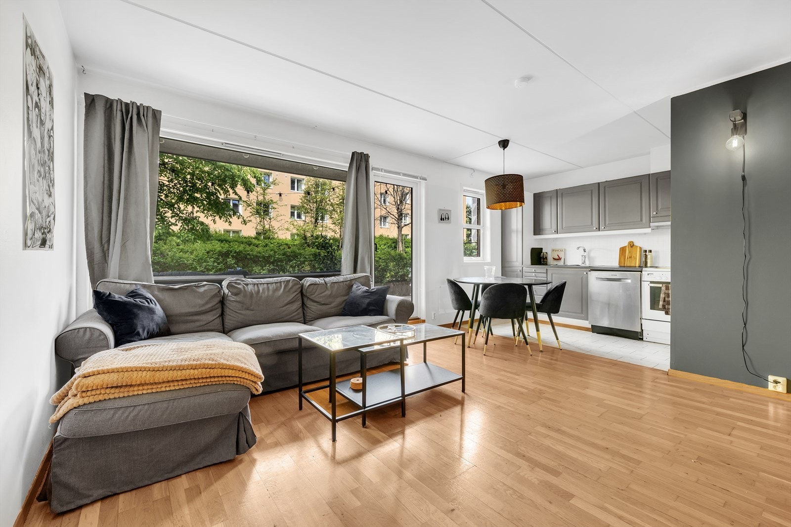 Dette er en innbydende og romslig 3-roms leilighet med god planløsning og stor, herlig markterrasse som vender inn mot lukket bakgård. Galleribilde