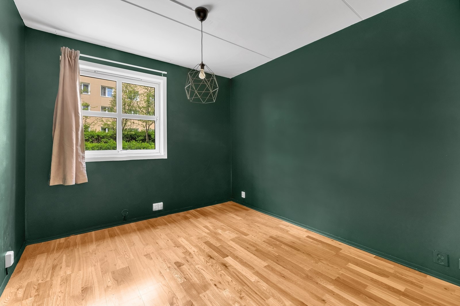 Hovedsoverom med plass til dobbeltseng og nattbord. Galleribilde