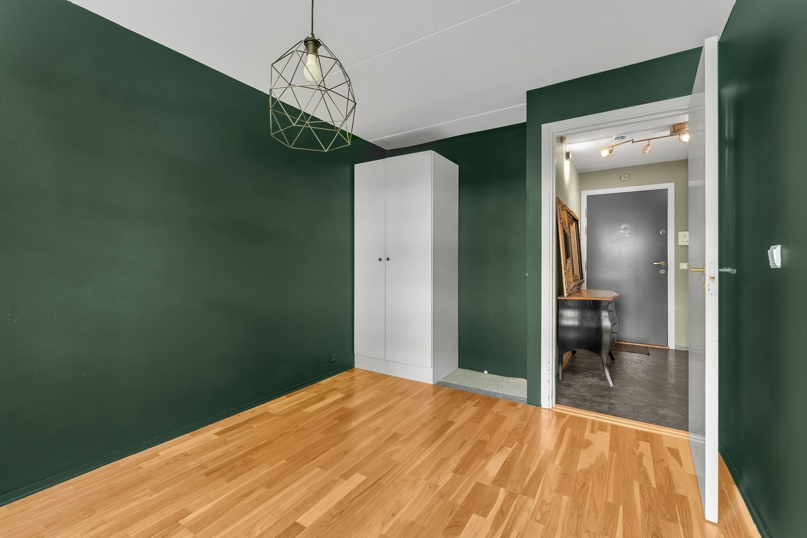 Garderobeskapet medfølger. Om man vil gjøre ekstra ut av plassen kan man sette inn en skyvedørsgarderobe fra gulv til tak. Galleribilde