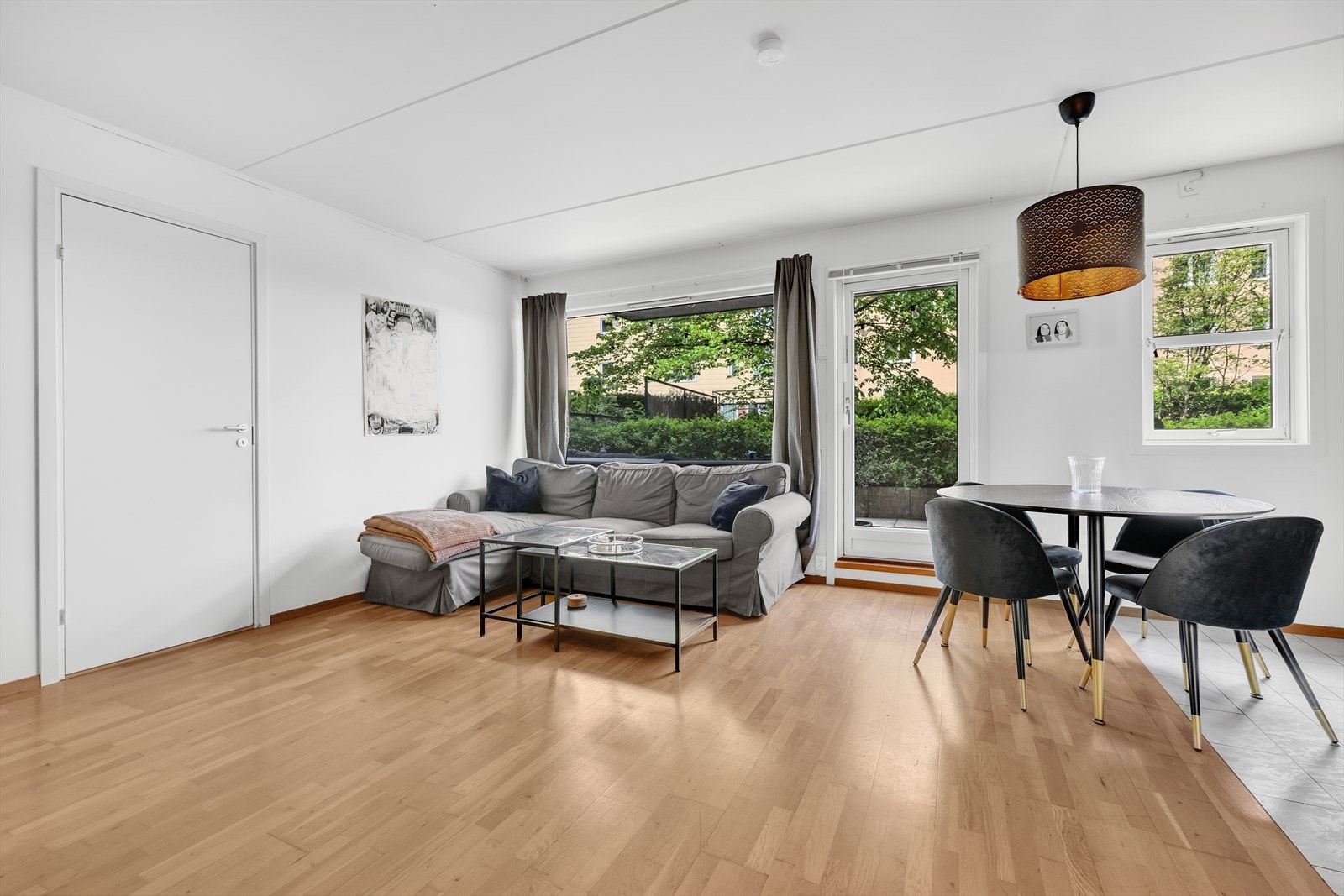 Stuen er lys og luftig med store vindusflater, og har en utforming som er enkel å innrede. Galleribilde