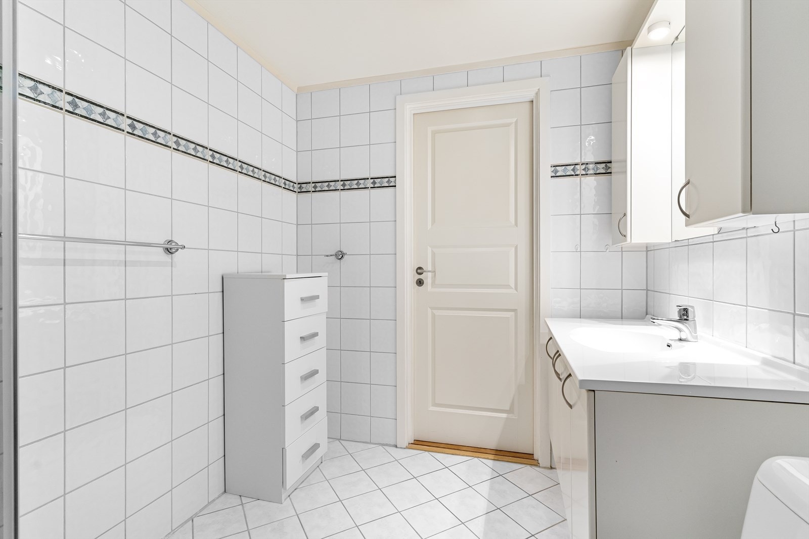 Badet er innredet med servant, toalett og dusjkabinett. Galleribilde