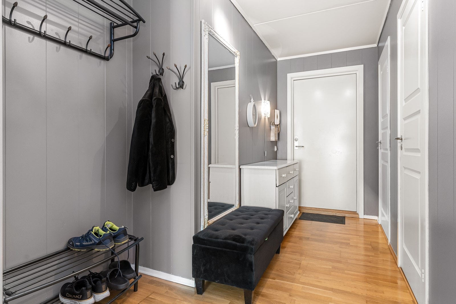 I gangen er det god plass for garderobeskap eller oppheng av yttertøy. Galleribilde