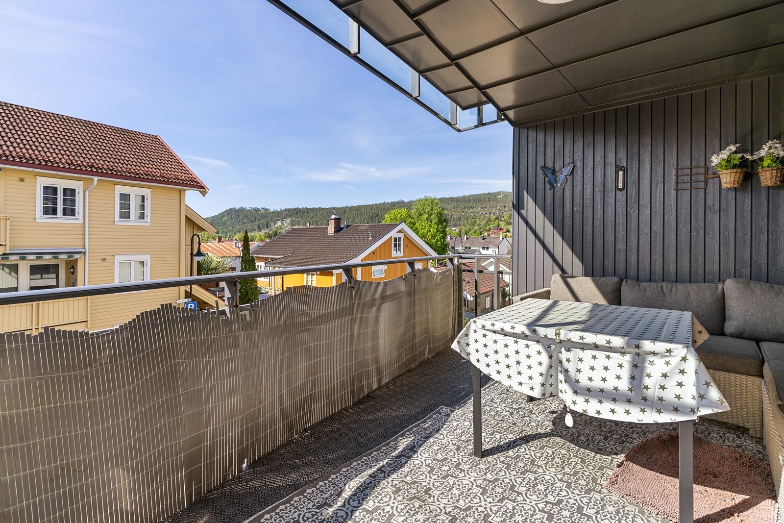 Balkongen har god plass til utemøblement. Galleribilde