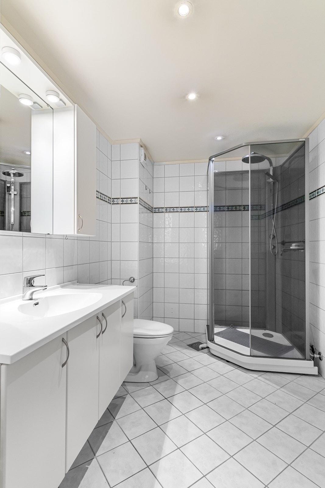 Badet har downlights i himling. Galleribilde