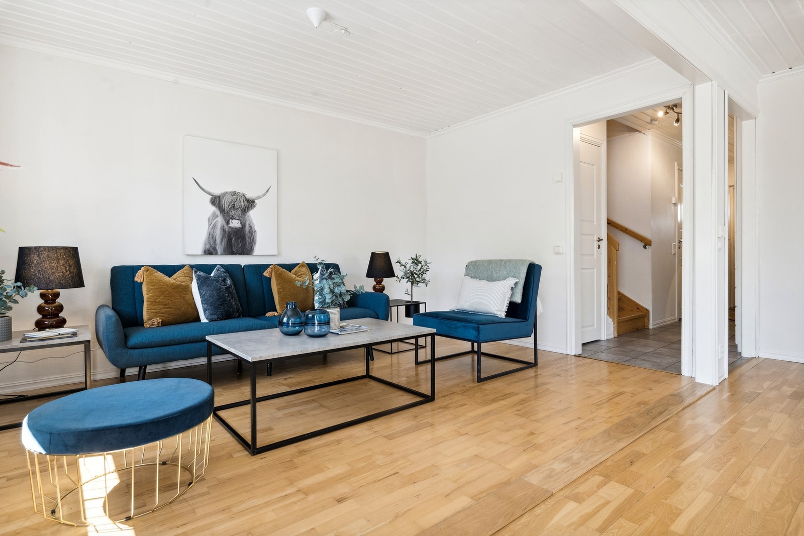 Boligen har en lys stue med god plass til møblering i grupper. Galleribilde