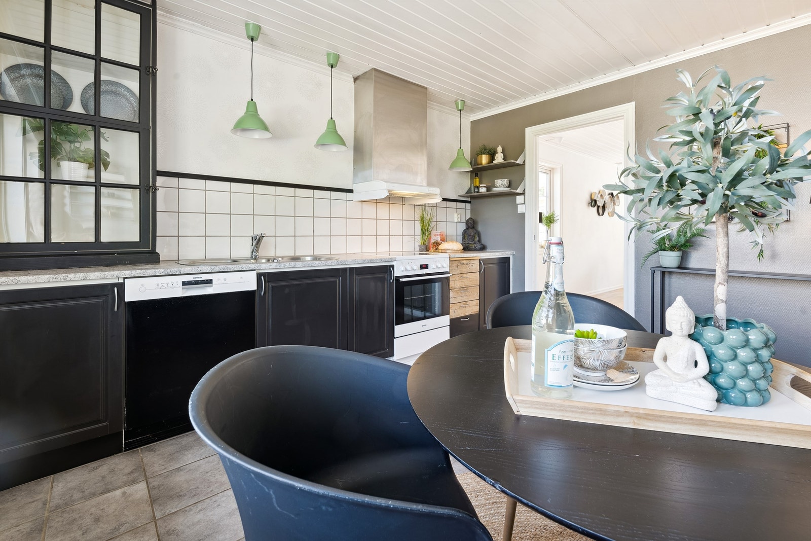 Det er også god plass til en spiseplass på kjøkkenet. Galleribilde