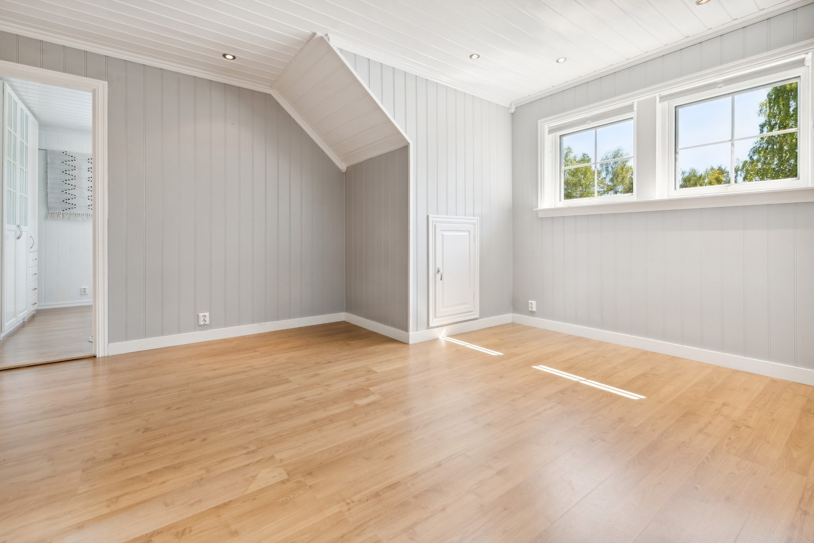 Oppe i 2.etasje var det tidligere et soverom hvor det i dag er stue. Galleribilde