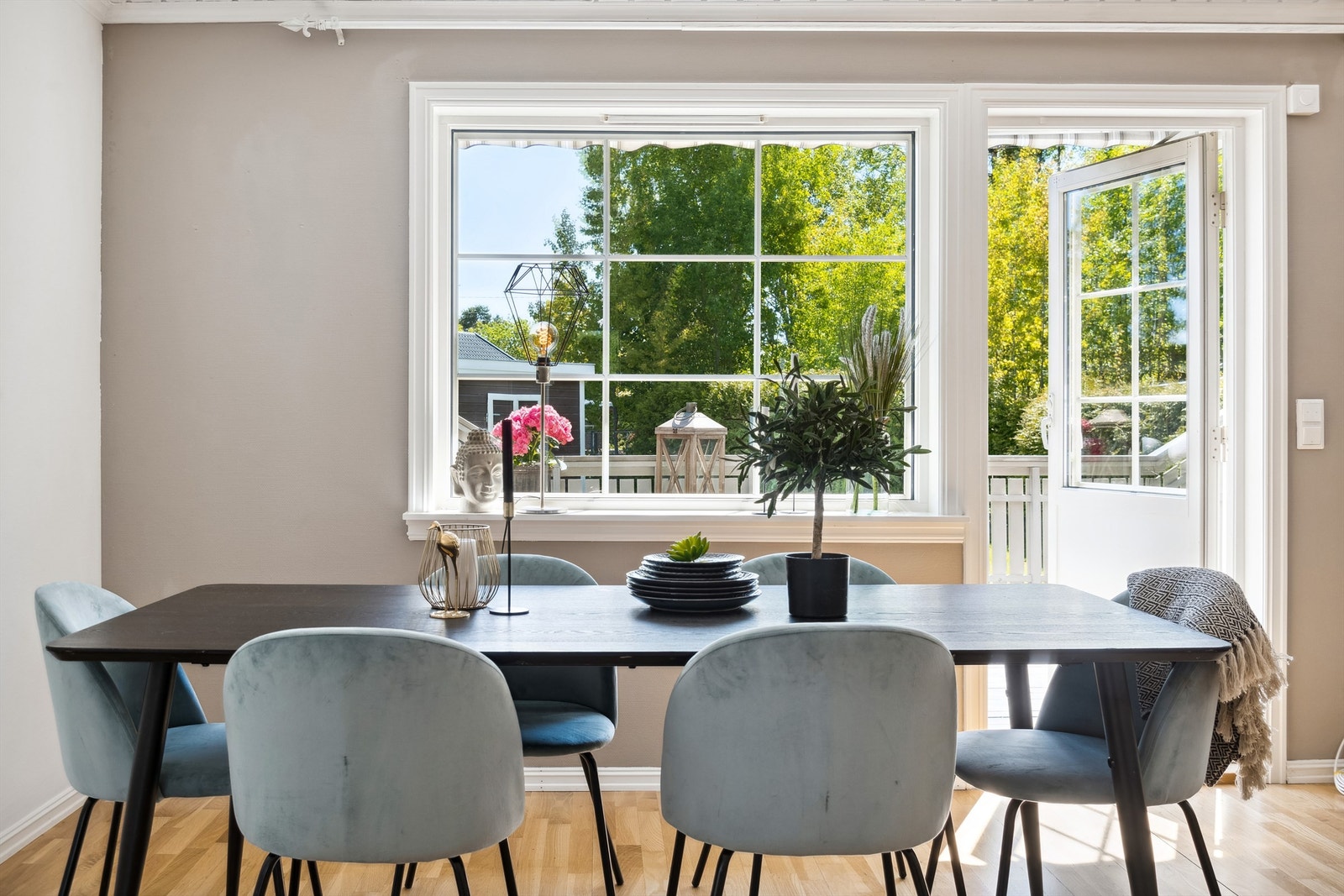 Fra stuen er det utgang til en stor terrasse på ca 55 kvm og videre ut i en opparbeidet hage. Galleribilde