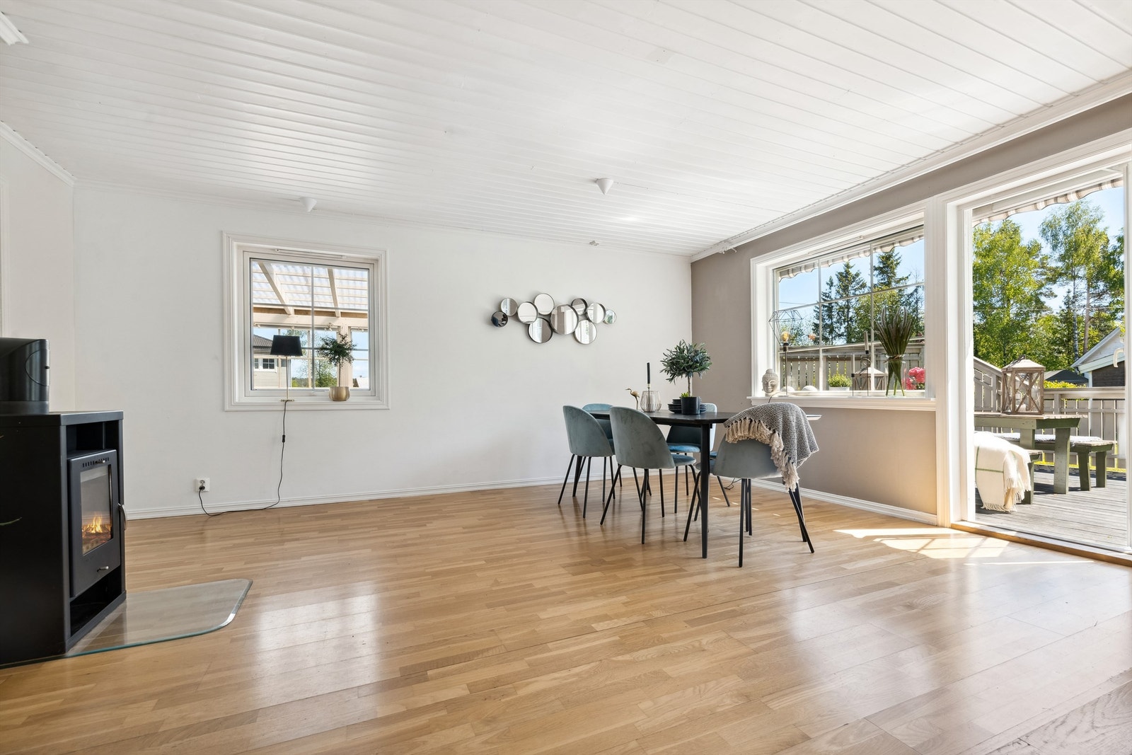 Her er det vedfyring og utgang til terrassen. Galleribilde
