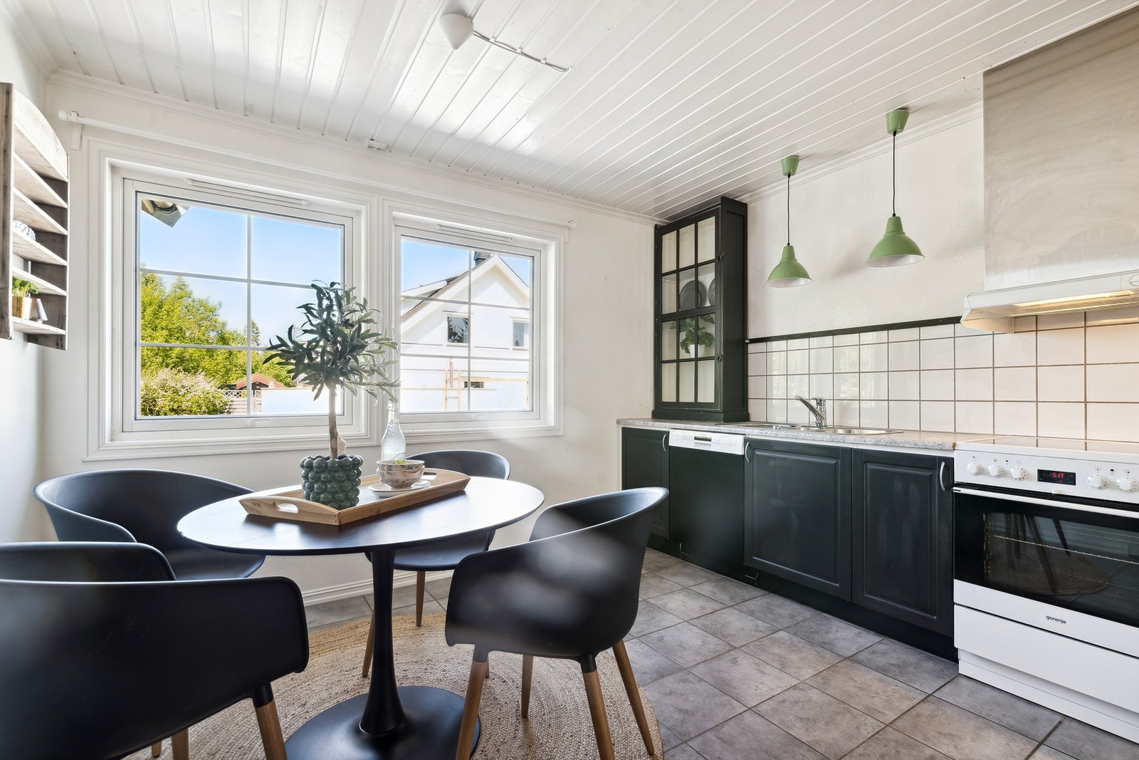 Kjøkkenet ligger i et separat rom innenfor stua. Galleribilde