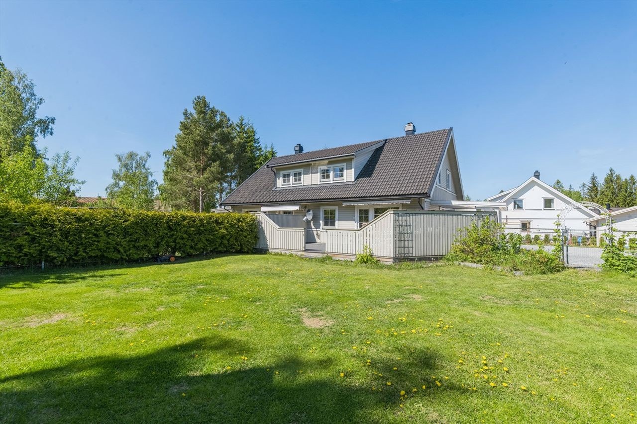 Eiendommen ligger på en flat tomt på 655 kvm opparbeidet med hage, plen, prydbusker, utebod og øvrig beplantning. Hagen er inngjerdet og ankomst via en hyggelig port. Galleribilde