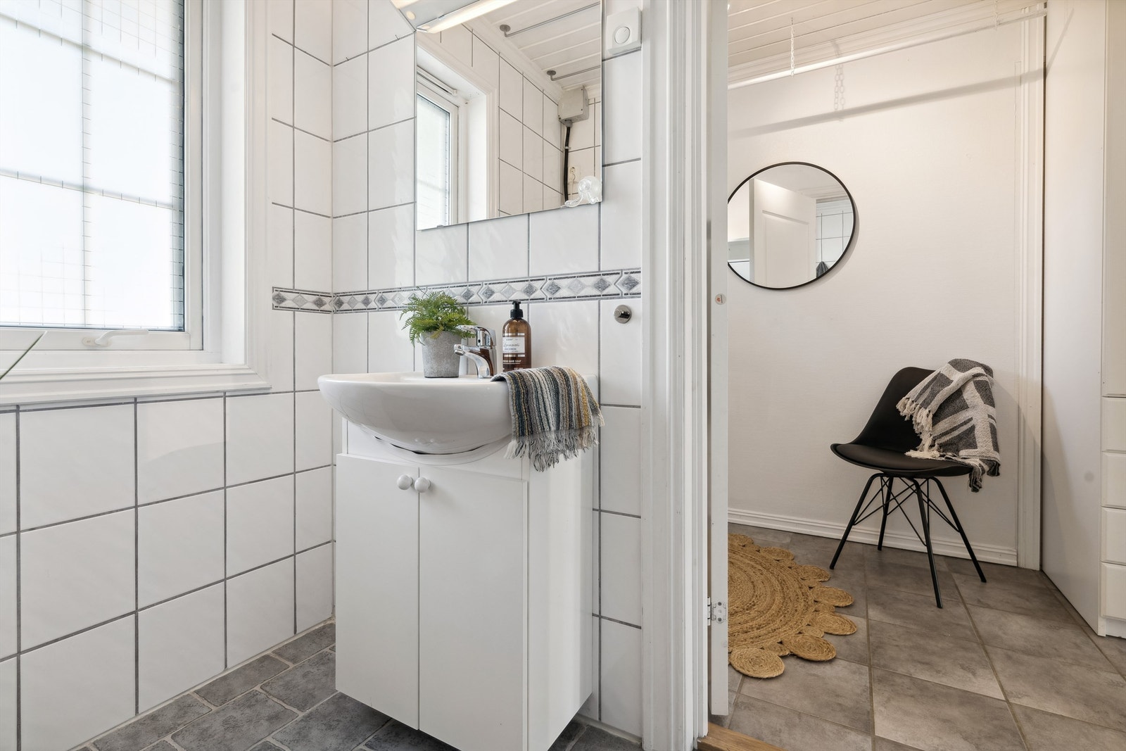 Bad i 1.etasje med flislagte vegger og gulv. Galleribilde