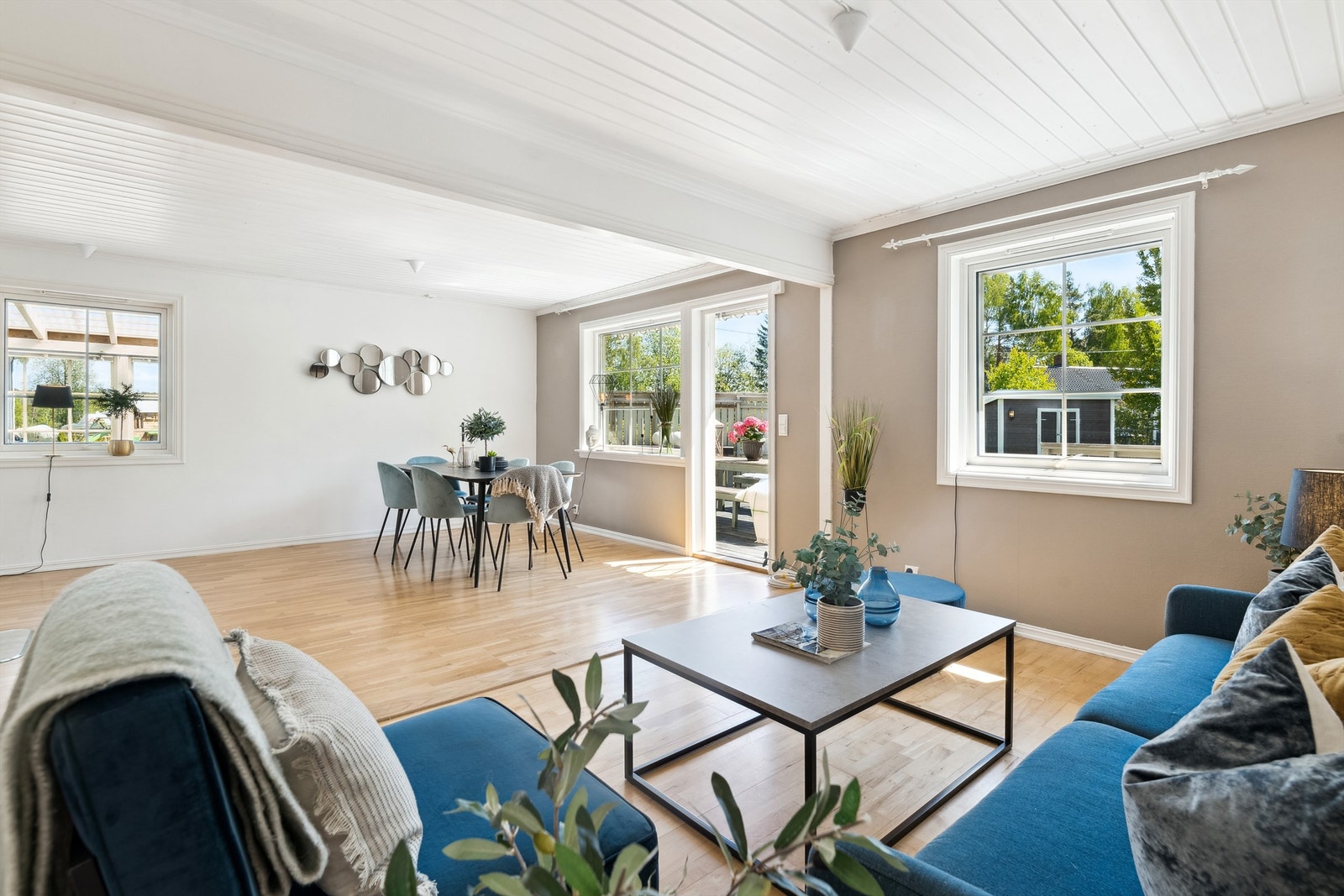 I dag er boligens opprinnelige stue innredet med spiseplass Galleribilde