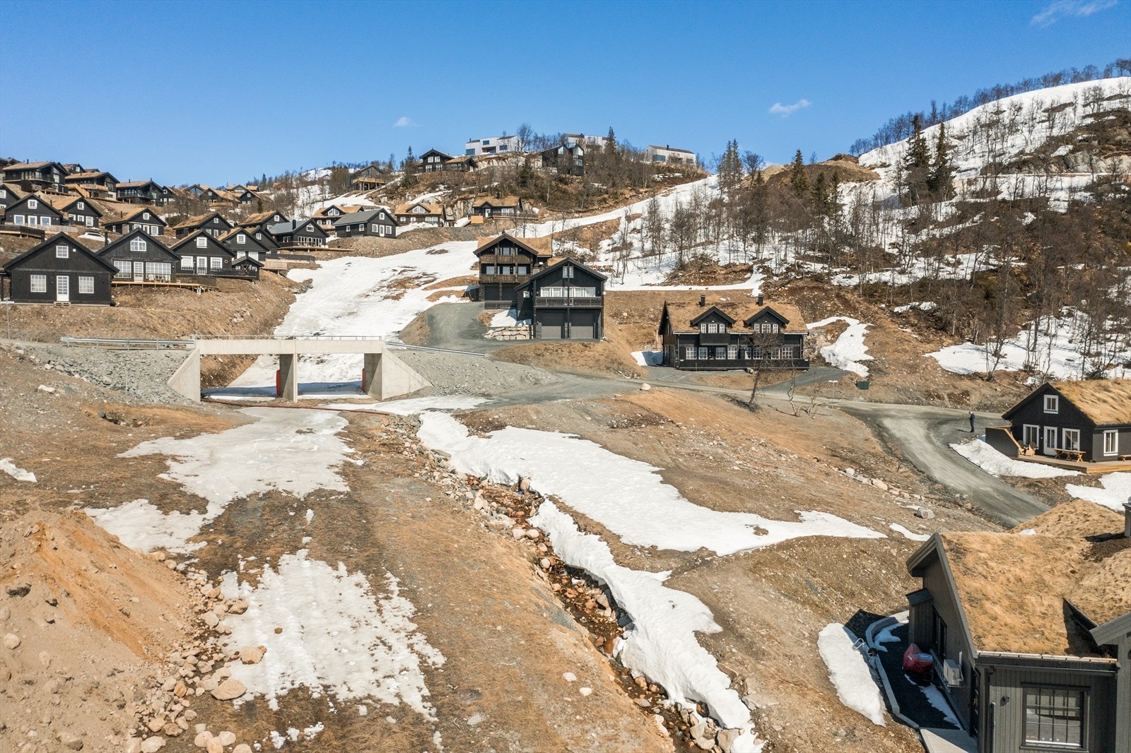 Eiendommen grenser til friareal som er regulert til alpinbakke. Her har du ekte ski in ski out Galleribilde