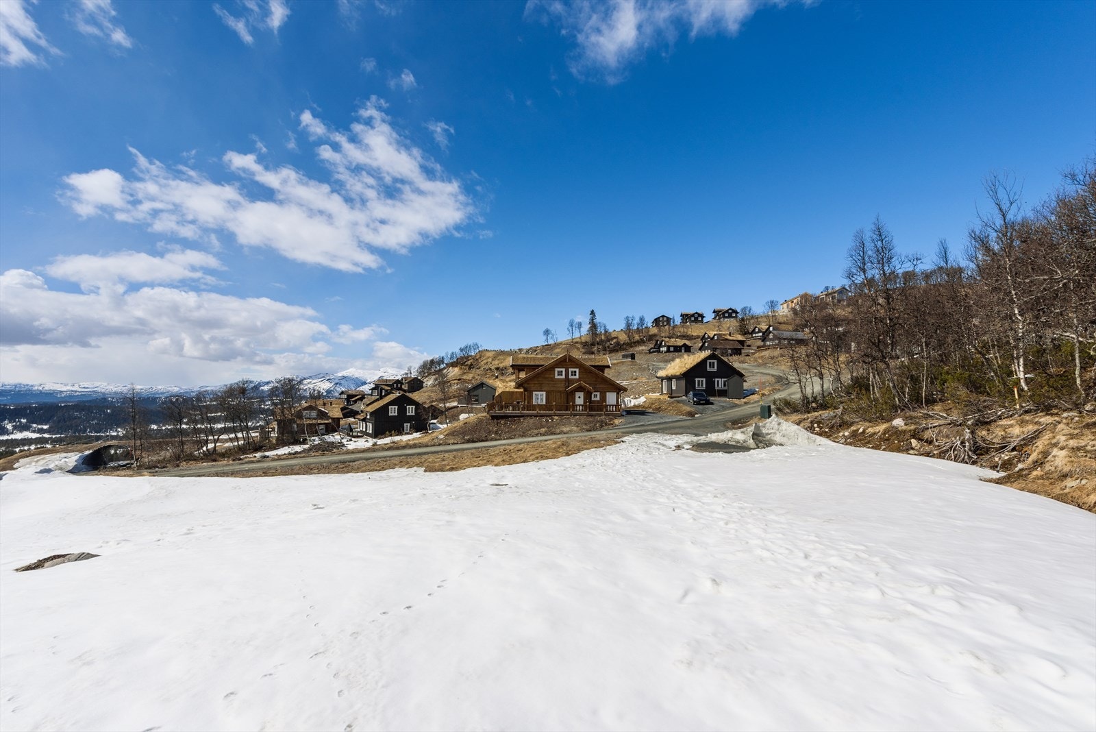 Også disse tomten ligger med få stavtak ut i bakken Galleribilde