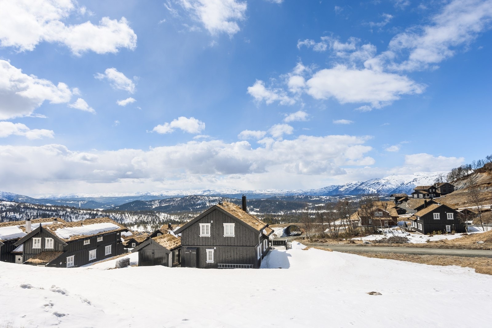 Tomtene ligger flott til med sol og vakker utsikt. Galleribilde