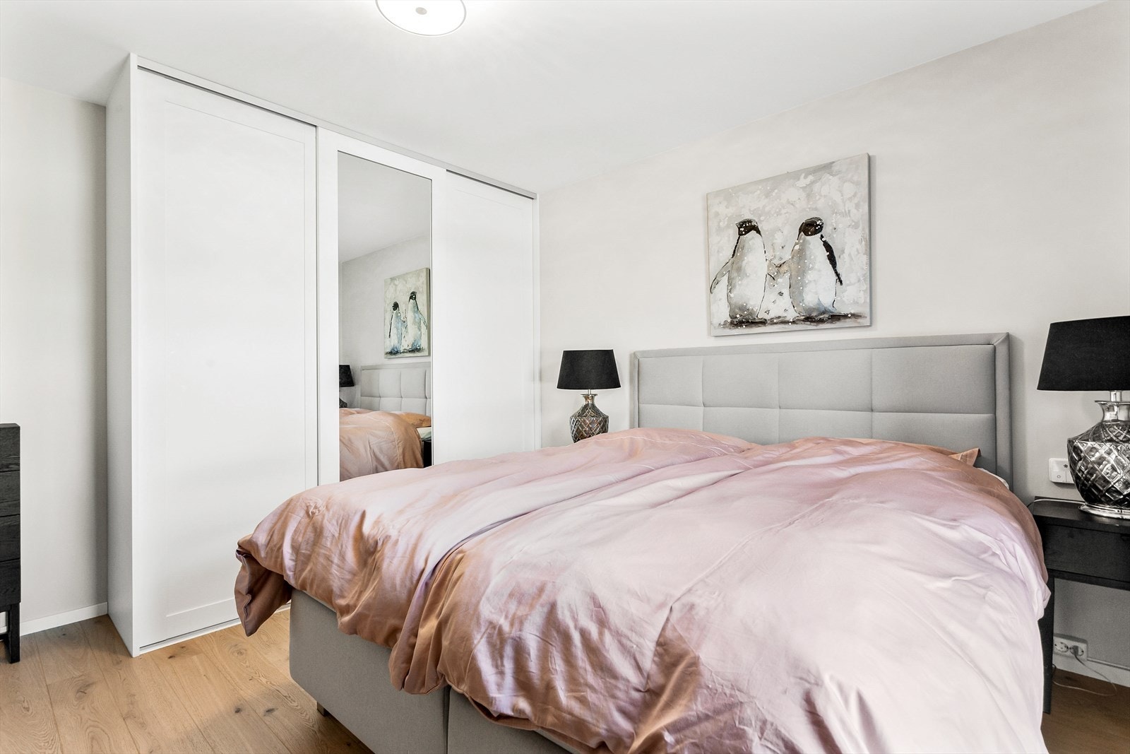 Soverom 2: God plass til seng og garderobe. Galleribilde
