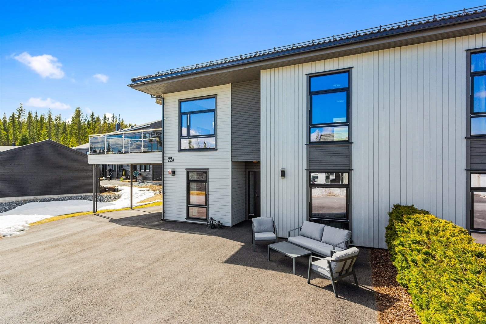 Hyggelig gårdsplass med carport og plass til flere biler. Galleribilde