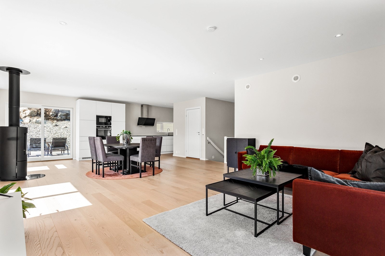 Store vindusflater slipper inn rikelig med naturlig lys. Galleribilde