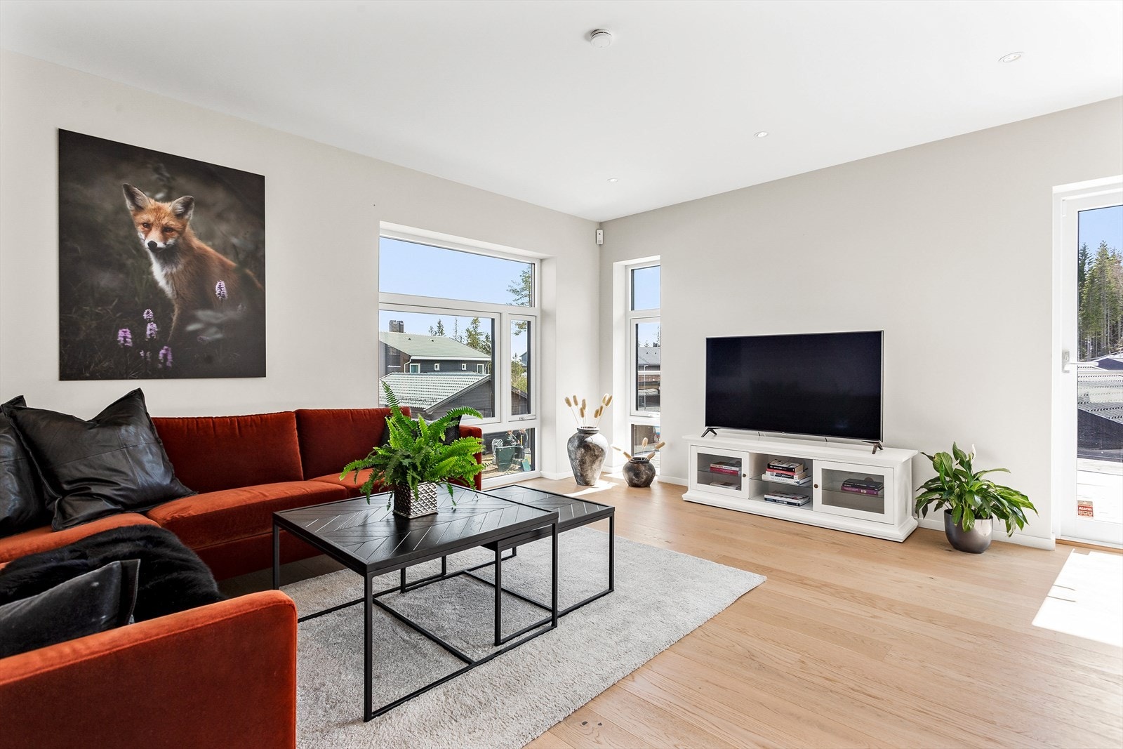 Her får du plass til både sofa, bord, tv-benk og spisebord! Galleribilde