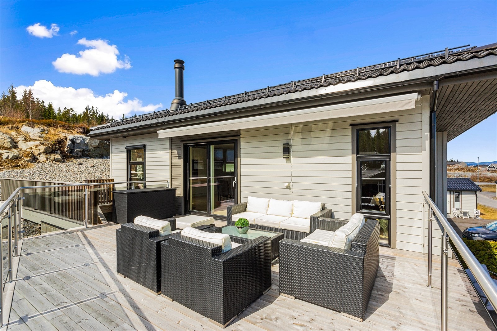 Terrasseplatting på ca. 26 kvm. Her er det også plass til diverse utemøblement og grill. Galleribilde