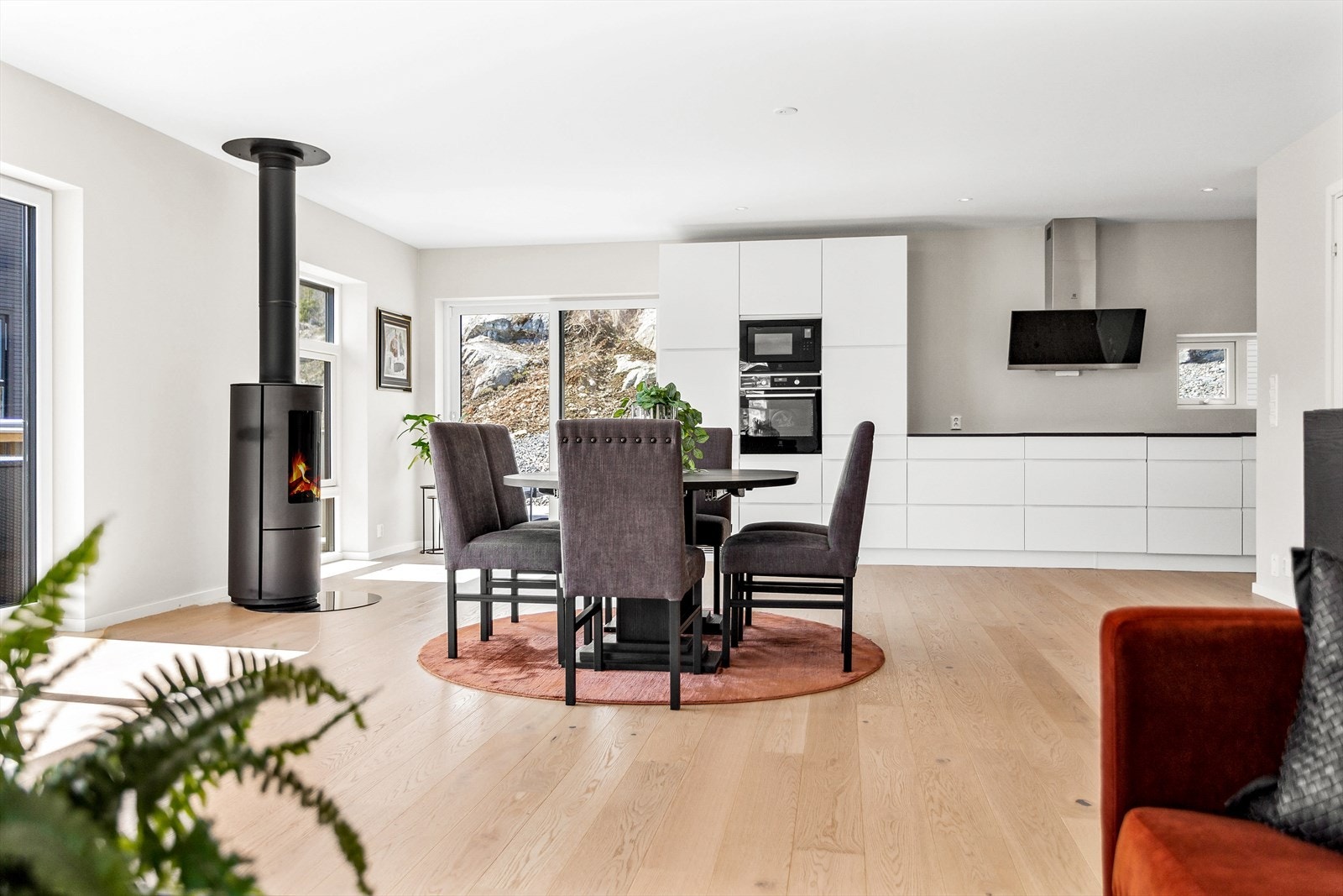 Hele boligen har en gjennomgående høy standard og fremstår som svært velholdt og moderne. Galleribilde